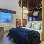 June Street Spa Apartments