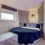 June Street Spa Apartments